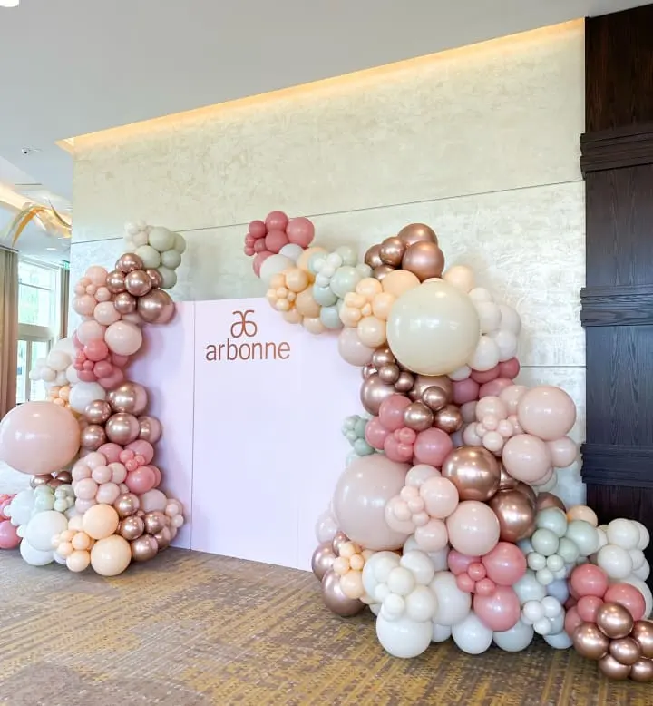 a large balloon arch in the middle of a room with a sign that says 50 anome on it