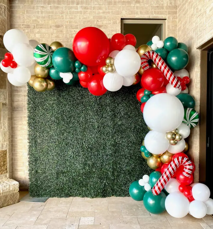 a balloon arch is decorated with a candy cane, candy canes, and candy canes for a holiday party