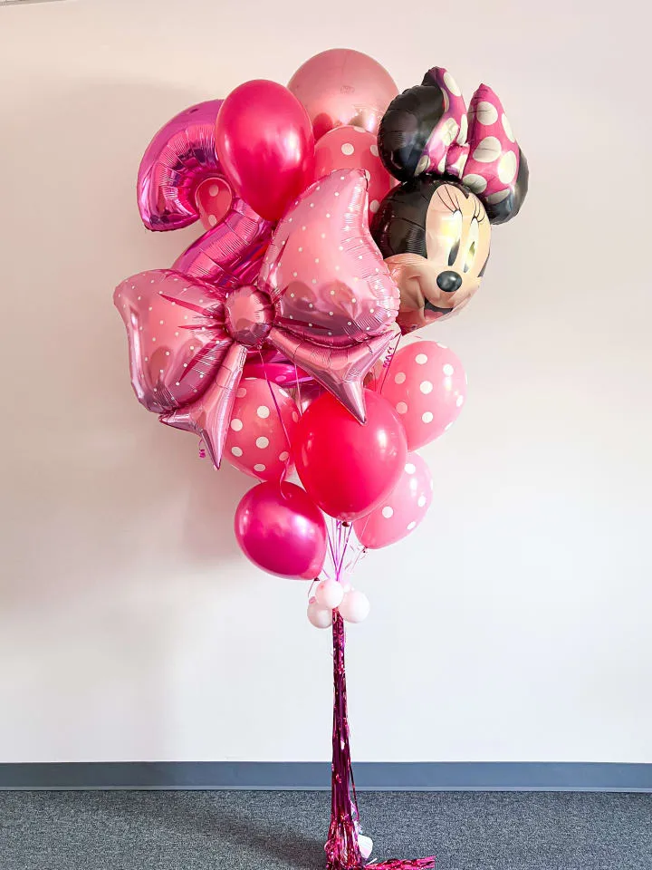 a minnie mouse balloon bouquet with a minnie mouse balloon in the middle of the balloon bouquet with a minnie mouse balloon on top of the balloon bouquet